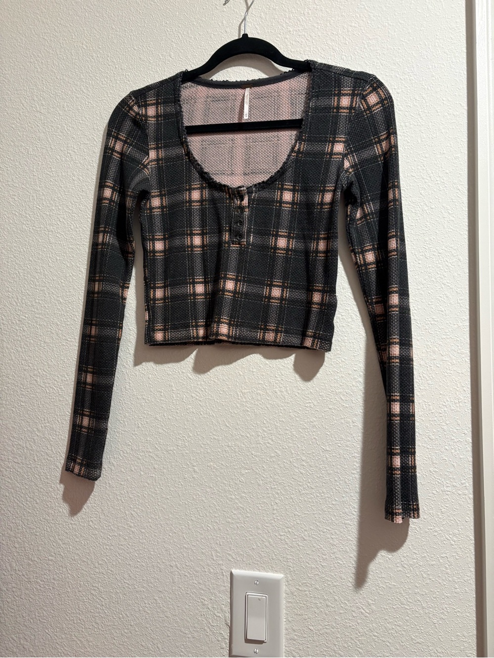 Free People size XS Plaid Long Sleeve Cropped Top in Black/dark grey and Pink